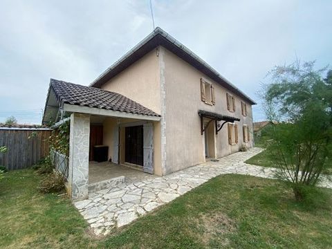 Come and discover this traditional house with great potential and in good structural condition. The house consists on the ground floor of a large cathedral living room, with the possibility of opening onto the kitchen. You will also find a bedroom an...