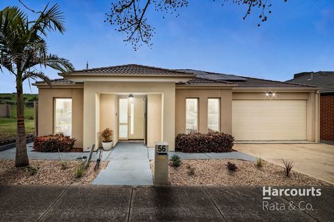 Située dans un domaine populaire de Hayston Valley, cette magnifique maison familiale lumineuse est également au cœur des quartiers commerçants et de divertissement d’Epping, de South Morang et de Craigieburn. Doté de quatre chambres de taille génére...