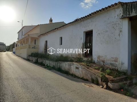 Situada numa zona calma perto de Loulé, esta propriedade histórica, que remonta a 1937, oferece uma oportunidade única para quem procura investir num pedaço do passado encantador de Portugal. Situada num terreno de 457 metros quadrados, oferece um am...