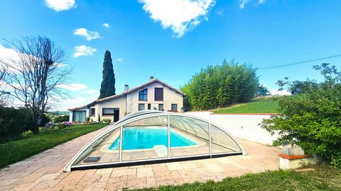 The property is located on more than 10 hectares in a peaceful setting surrounded by nature. The main house of 220 m², an architect-designed house from the late 1980s, offers superb views of the rolling countryside. On the ground floor, it has a livi...