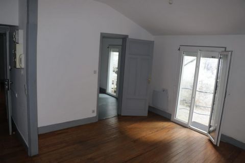 À Foix (09000), appartement T2 de 35 m² bénéficiant d'une place de parking privée, ce bien est idéalement situé à proximité des commerces, restaurants et université , permettant ainsi une vie quotidienne des plus pratiques. De plus, la tranquillité e...