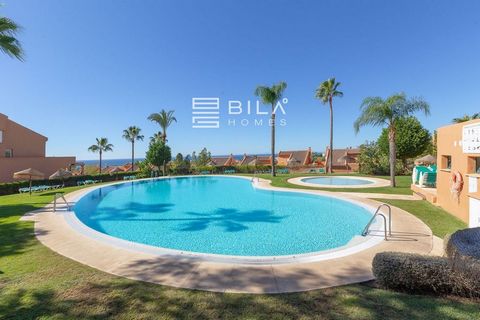 This spectacular ground floor apartment, located in the prestigious Lagos de Santa María Golf development in Elviria, Marbella, offers a combination of comfort, style and functionality in an environment surrounded by nature and tranquility. With a ge...