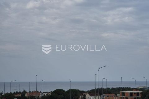 This beautiful terraced house is located in Poreč, in one of the elite parts of the city, with a panoramic view of the sea. The house consists of an entrance area, a guest toilet, a kitchen and a living room with access to a covered terrace, a jacuzz...