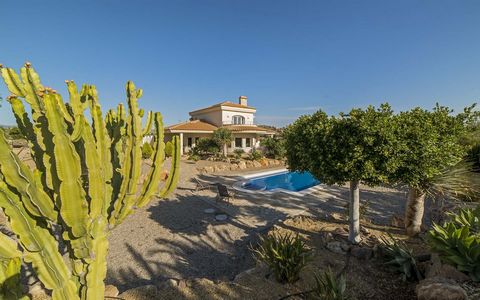 Deze riante familiewoning op het platteland van Vera ligt op slechts 5 minuten van het strand, 5 minuten van de golfbaan Valle del Este en op vijf minuten van scholen, supermarkten en andere voorzieningen. De woning is gebouwd op een terrein van 1,1 ...