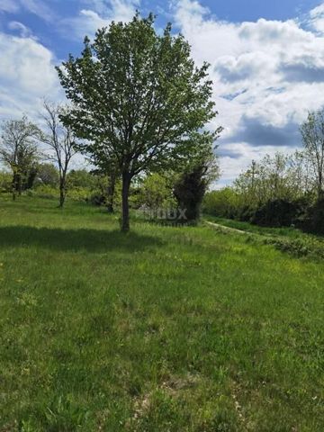 Location: Istarska županija, Višnjan, Sveti Ivan. ISTRIEN, VIŠNJAN - BAUGRUNDSTÜCK FÜR DEN BAU VON VILLEN ODER FERIENHÄUSERN Wir bieten ein großzügiges Baugrundstück in sehr ruhiger Lage umgeben von viel Grün. Die Lage des Grundstücks bietet einen Pa...