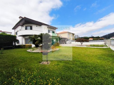 Detached house with two fronts, stone construction and high quality finishes. It has a garden facing west and south, close to the EN308, about 8/9 km from the A3 toll booth. Located in a modern urbanization, close to services, schools, health center ...