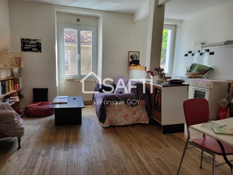 Située à Ribérac (24600), cette charmante maison bénéficie d'un emplacement idéal en plein cœur de la ville, offrant ainsi un accès facile aux commerces, écoles et services locaux. Cette résidence est dotée d'un petit jardin et d'un garage, garantiss...