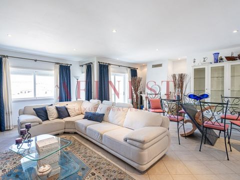 APPARTEMENT DE 4 CHAMBRES À SOBREDA - CHARNECA CAPARICA TOUT MEUBLÉ ET PRÊT À EMMÉNAGER Avec 116m2 cet appartement est situé au 2ème étage. Avec une exposition au soleil Est-Ouest, cet appartement dispose des pièces suivantes : Hall d'entrée 6.8m2 Sa...