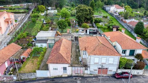 Venha descobrir o potencial destas duas moradias em Pedroso/Seixezelo, Vila Nova de Gaia. Com um lote generoso de 535m2, esta propriedade oferece a oportunidade perfeita para reabilitação e investimento. A moradia de 2 pisos, com uma área privativa d...