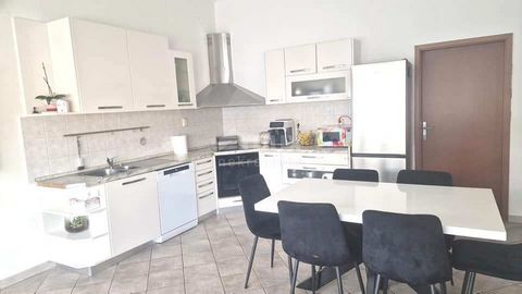 Location: Istarska županija, Pula, Gregovica. Vendesi appartamento con 4 camere da letto + soggiorno con parcheggio in ottima posizione, 117 m2. Piano diviso di una casa con una superficie di 117,5 m2. E' composto da soggiorno con cucina, disimpegno,...