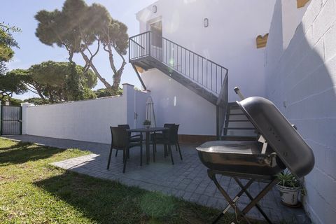 The property's outdoors are ideal to enjoy the southern climate. On the ground floor of the house you will find a large garden terrace where you can relax on sun loungers while sunbathing, in addition to a barbecue and a table where you can enjoy eat...