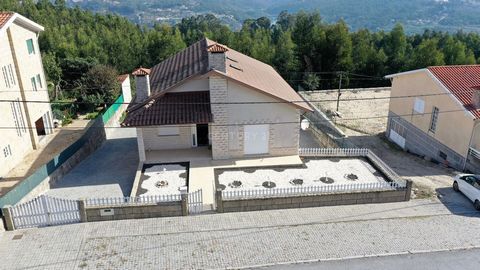 Maison individuelle, tout clos de murs, d’une superficie de 710m2. Il dispose de 3 chambres, salon, cuisine, 3 salles de bains et un garage pour 3 voitures. Il est déjà équipé du chauffage central dans toutes les pièces, y compris le garage. Espace d...