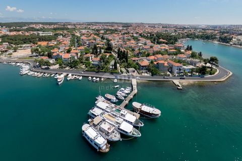 Location: Zadarska županija, Zadar, Brodarica. Villa bifamiliare su un piano di vecchia costruzione (anni '70), con una superficie utile netta di 150 m2, costruita su un lotto di terreno di 576 m2 in una posizione unica a soli 140 metri dal mare. Str...