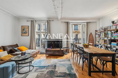 Vaugirard / Blomet closed Mairie. Vaneau propose 2/3-room apartment of 55,2 sqm in perfect condition, quiet and bright with balconies, on the 2nd floor with elevator of a very well-maintained and luxury freestone building. Entrance leads to a 25 m² l...