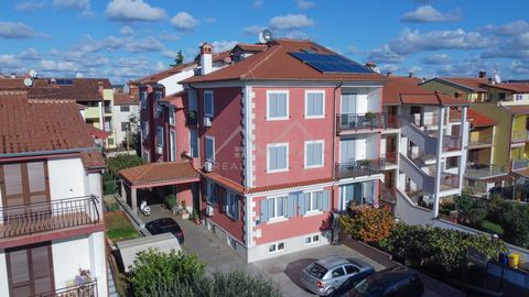 Rovinj, Zum Verkauf steht ein großes Einfamilienhaus mit 13 Wohneinheiten in der Stadt Rovinj. Die Fläche des Hauses beträgt 998 m2 und die Fläche des Gartens 595 m2. Das Haus befindet sich in einem schönen Viertel in der Stadt Rovinj, nur 15 Gehminu...