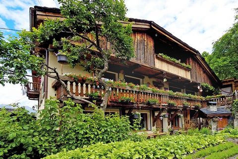 Goed uitgerust, mooi gerestaureerd dorpschalet, goed gelegen nabij het centrum van Peisey en het skigebied van Peisey - Les Arcs - Paradiski. Afstand tot de lift ca. 500 m. Het chalet beschikt over een open haard, sauna, een outdoor hot tub voor 6 pe...