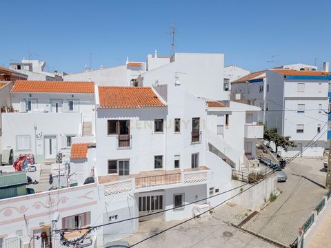 PRÉDIO PARA VENDA EM ZONA TRANQUILA DA CIDADE EXCELENTE OPORTUNIDADE DE INVESTIMENTO Apresentamos este prédio composto por três pisos com entradas independentes, localizado numa zona calma e sossegada da cidade, ideal para quem procura conforto, aces...