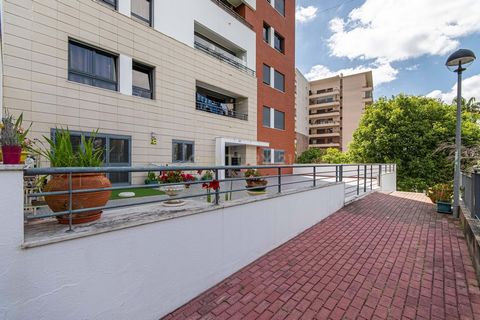Descubra este excelente apartamento T3, ideal para quem procura conforto, funcionalidade e uma localização privilegiada. Situado numa zona residencial tranquila, mas próxima de todas as comodidades, este imóvel destaca-se pela luminosidade, bons acab...
