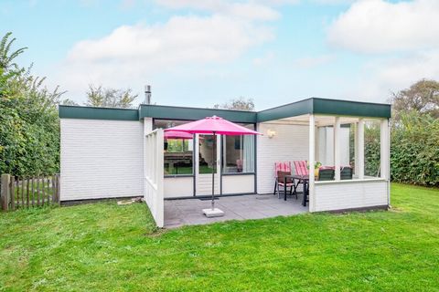 Dit heerlijke vakantiehuis met hottub en een zeer ruime omheinde tuin ligt aan de rand van het bos en dicht bij het strand en de zee. Ideaal voor viervoeters die graag spelen en ravotten, twee honden zijn hier toegestaan. Alles is gelijkvloers. Er zi...