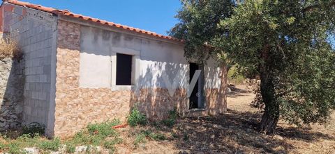 House to be renovated, with 3234m2 of land in Cumeada, Salir, Loulé. This house to be renovated offers an opportunity to transform a property with character and history into a dream residence. Situated in a peaceful area and surrounded by the natural...