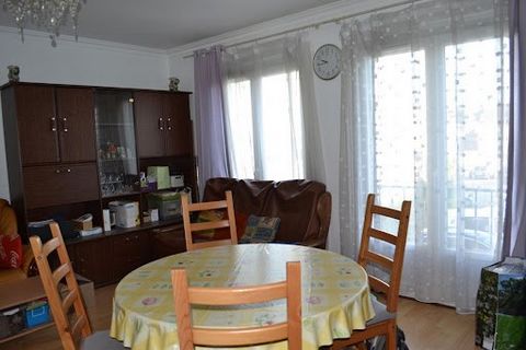 Maison de 6P au prix de vente de 266000 euros, honoraires charge vendeur. Surface habitable environ de 111,50m2, sur un terrain de 127m2, comprenant, au rdc, entrée, buanderie, 2 chambres, un sous sol de 11m2, au 1er étage, dégagement, séjour, cuisin...