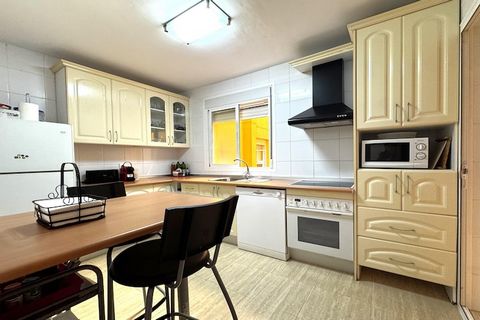Este luminoso apartamento, accesible en ascensor desde la planta baja hasta su privilegiada ubicación en la 3.ª planta, ofrece una estancia cómoda y elegante. Acceda a una sala de estar y comedor cuidadosamente diseñada, con un acogedor espacio para ...