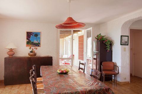 This charming 2-bedroom holiday home in Cargèse, Corse-du-Sud, offers stunning views of the white sands of Pero beach and is perfect for a family of four. Located just 500 meters from the beach and 100 meters from a shared tennis court, it’s ideal fo...