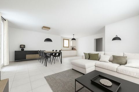 Une maison prête à accueillir votre projet de vie, dans un cadre serein et verdoyant.