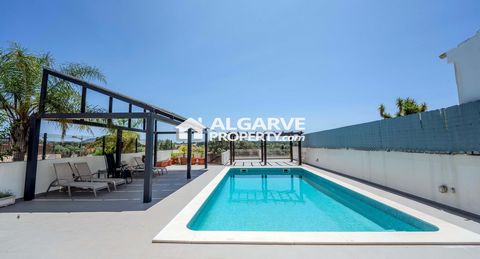 Moradia T3+1 com piscina privativa para venda em Vilamoura, Algarve Inserida num lote de 516 m², esta moradia semi-geminada oferece excelente luminosidade, áreas generosas e um ambiente acolhedor, ideal para residência permanente ou casa de férias no...
