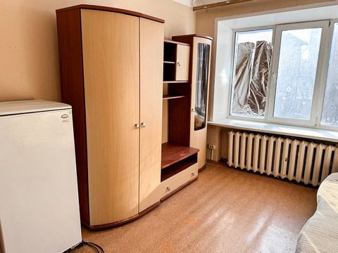 Сдается в аренду комната 12 кв.м. в секционном общежитии. 4/5 кирп. Кухня, туалет и душ общие на 5 комнат. В комнате диван, стенка, холодильник, кондиционер, пластиковые окна. Возможно студентам. КУ оплачивает собственник. Комиссия агенту 70% по факт...
