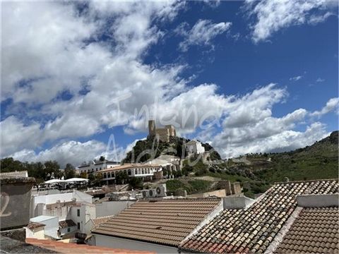 SE VENDE UN EDIFICIO DE 2 PISOS CON GARAJE PRIVADO EN LA COTIZADA CIUDAD DE LUQUE, CÓRDOBA, ANDALUCIA. Cada piso consta de salón comedor, 3 dormitorios, 1 baño, 1 aseo y cocina con despensa. Hay una terraza compartida entre los dos pisos. El precio d...