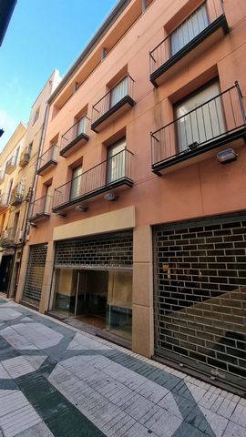This impressive commercial building, located in one of the most central and dynamic areas of Figueres, offers a unique opportunity for investors or businesses looking to establish themselves in a privileged location. With an unbeatable location, just...