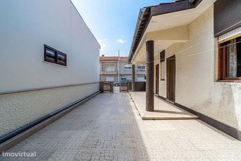 Viva a 500 metros do mar! Apresentamos esta incrível moradia térrea T3, localizada na Praia do Furadouro, numa zona tranquila e a apenas 500 metros da praia. Com linhas modernas e espaços bem distribuídos, esta casa oferece todo o conforto que procur...