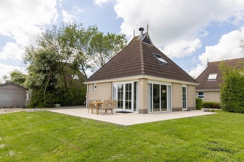 Charming Waterside Bungalow in Scenic Friesland Tucked away on the lush and water-rich It Wiid country estate, this cozy bungalow offers the perfect blend of comfort and nature. Featuring spacious interiors, modern amenities, and a sun-drenched garde...