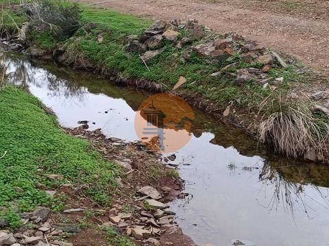 Rustiek land met 35.120m², in de buurt van Corte do Gago, Azinhal, Castro Marim - Algarve. Het land heeft een waterput, met het hele jaar door water. Goede toegang. Met een moestuin in productie. Een waterlijn loopt door het land. Met wat bomen. Onge...