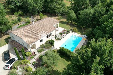 Maison avec piscine, double garage