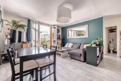 Louise Mevrel vous présente un appartement trois pièces très ensoleillé, situé dans un petit immeuble proche des quais de Seine, dans le très recherché quartier Nord d'Alfortville, à proximité des commerces, des écoles et des transports (à 11 min à p...