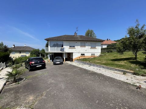 LURE (70) Solène est heureuse de vous présenter en exclusivité cette maison rénovée, sur sous-sol, sur 6 ares 59 ca de terrain comprenant : Au rez-de-chaussée : entrée, cuisine équipée ouverte sur salon/séjour, 3 chambres, salle d'eau, w.c. A l'étage...