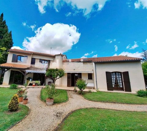 Belle maison familiale avec piscine et grand terrain à Chancelade