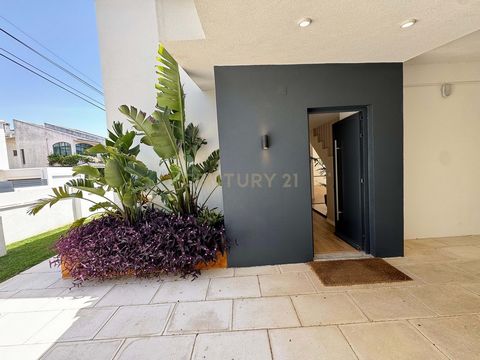 Apresentamos uma moradia isolada de linhas contemporâneas, completamente renovada por arquitetos, pronta a estrear e situada no coração da tranquila Vila de Queijas. Com 203 m² de área bruta privativa e inserida num lote de 307 m², esta propriedade r...
