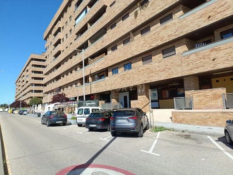 Descubre este local comercial de 120m² en Castilla-La Mancha, Toledo, disponible por 99,000. Con una ubicación privilegiada en planta baja, este espacio ofrece una gran exposición de luz y es perfecto para emprendedores que buscan un lugar para desar...