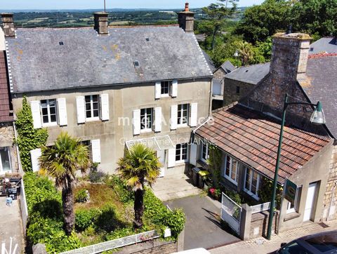 Grande maison en pierre avec deux bâtisses et jardin au coeur des Pieux