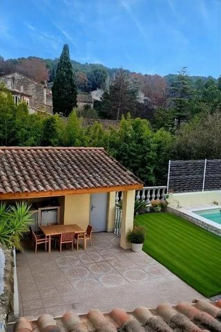 "Charmante maison de village sur deux niveaux, avec piscine et grande terrasse ensoleillée ! avec un garage de 160m²