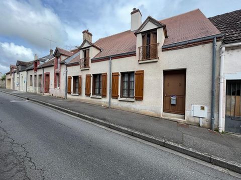 Gare SNCF à pied, mais aussi les commerces et les écoles... Découvrez de beaux volumes pour cette maison de ville offrant une cour sans aucun vis-à-vis ! Plus de 120 m² comprenant vaste entrée, séjour avec cheminée, cuisine, bureau, chaufferie, toile...