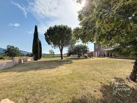 Dans un environnement viticole prestigieux, entre mer et terre, ce domaine de caractère vous accueille dans un cadre naturel et préservé, à seulement 35 km de Saint-Tropez, 1h de l'aéroport de Nice et 1h15 de celui de Marseille, tout en restant à l'é...