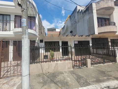 Spectacular, and comfortable house in the north of Cali. It has 4 bedrooms, with 3 closets, simple kitchen, pantry, large laundry room, large living room and dining room. It is a house with a patio and front garden, security bars. It has good access ...