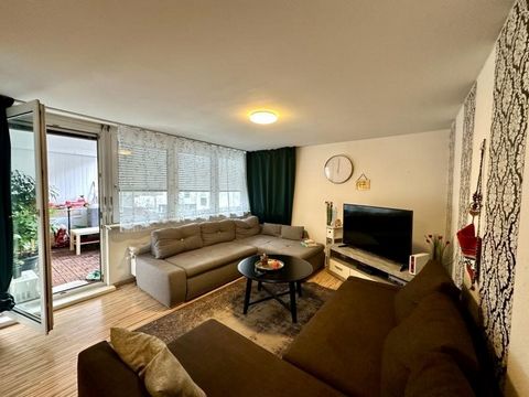 Uw nieuwe woning in Sindelfingen: Modern 2,5-kamer appartement met balkon en ondergrondse parkeerplaats is te koop. Dit 2,5-kamerappartement met ca. 64 m² woonoppervlak biedt alleenstaanden en koppels een ideale eigen woning. Het appartement is geleg...