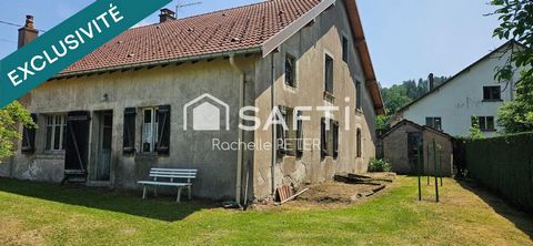 Gros potentiel pour cette grande maison de village à rénover, avec terrain plat, toiture neuve !