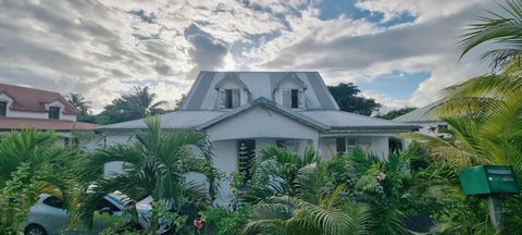 Votre conseiller Marc MEZY ... vous présente cette :   Maison 5 pièces d'environ 214 m2 habitable sur 3 niveaux sur un terrain de 1009 situé dans un lotissement calme à Bosredon MORNE-A-L'EAU. Avec de beaux volumes, une vue dégagée, lumineuse elle se...