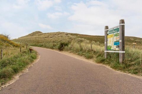 Welkom in een uitnodigend vakantiehuis, perfect gelegen aan de voet van de duinen. Dit prachtig ingerichte appartement ligt op de tweede verdieping en biedt een serene retraite voor uw vakantie aan zee. Het appartement beschikt over een heerlijk Fran...